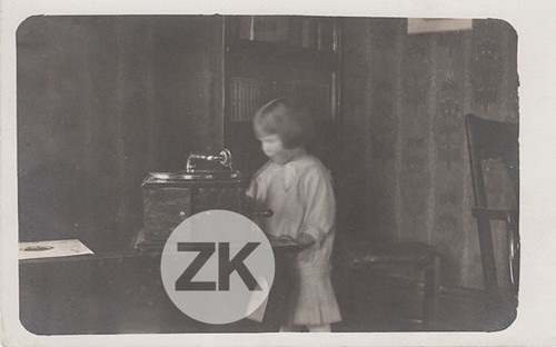 Petite fille phonographe - fille, au