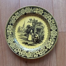Assiette JAUNE CREIL scène de village et église marque CREIL en creux
