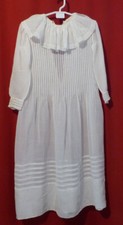 Robe ancienne de communiante ,col rond et plis religieuse .