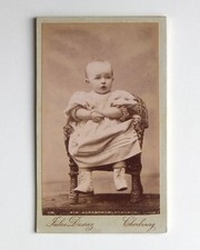 Bébé, enfant assis fauteuil