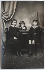 3 filles bourgeoises jeu société dames rideau - Photo ancienne studio CPA RPPC