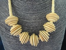 COLLIER TOUR DE COU RONDELLES BOIS NATUREL FORMANT 7 SPHERES COULEUR ECRU,BEIGE