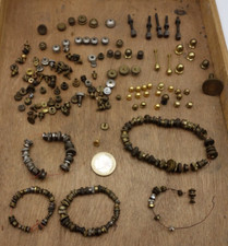lot de vis, écrous, parties de remontoir. horlogerie. boutons bronze