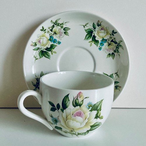 Neuf tasses soucoupes - tasses,