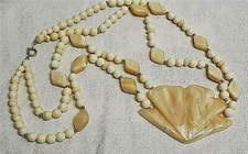 BIJOU VINTAGE COLLIER LUCITE GALALITHE BEIGE PERLES DORE DOUBLE RANGEE / Q150