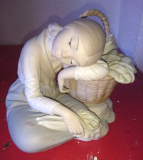 ANCIEN FIGURINE STATUETTE FILLE AVEC PANIER DE CHOUX PORCELAINE LLADRO ESPAGNOL