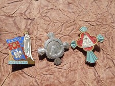 lot 3  INSIGNES  NOTRE DAME DU PUY VIERGE NOIRE DAME DE FRANCE COMPOSTELLE