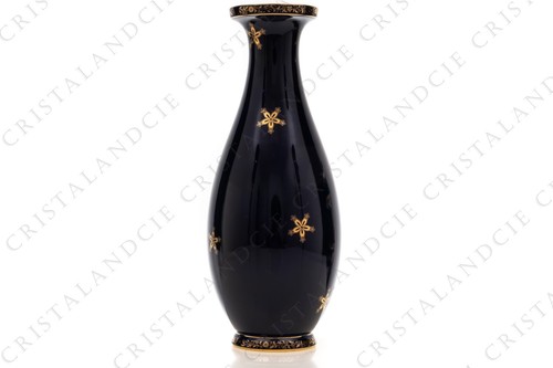 Vase aux fleurs par - , sèvres