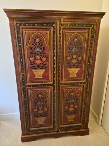 Armoire rouge peinte