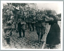 WW1 Femme offrant fleurs Soldats Allemands en marche pour le Front Photo Vintage
