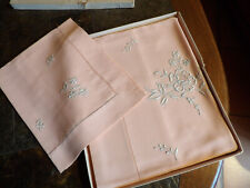 Ancienne parure de lit d'enfant couleur rose,marque ABA,brodée,90x125 cm