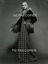 MODE YVES SAINT LAURENT 1973 robe plumes d'autruche grande photo 23 x 18 cm