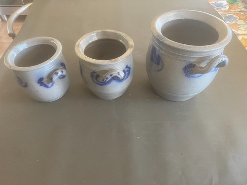 Une série trois pots à - une,