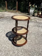 Guéridon ou sellette pratique . En bois sculpté et rotin