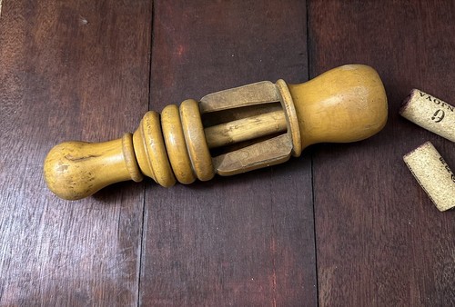 Outil ancien bouche bouteille