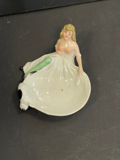 Curiosa porcelaine jeune femme