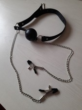 Bâillon boule et pinces à tétons sexy érotique sexuel BDSM