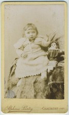 CDV circa 1880. Petite fille et sa poupée par Pourtoy à Chaumont.