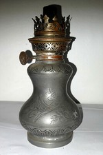 LAMPE A PETROLE ÉTAIN CISELÉ