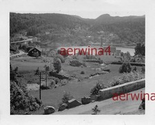 Fjord avec église près de