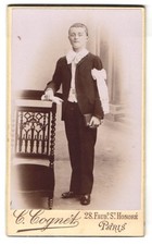 Photo C. Cognet, Paris, Faubourg St. Honoré 28, Junge in Anzug avec Buch 