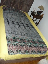 Grand foulard coloré sur fond