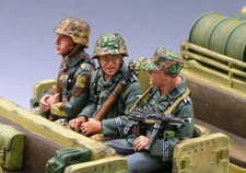 Figurine King and (&) Country -WS053 SITTING SERGEANT & 2 RIFLEMAN RETIRE