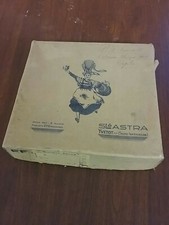 Ancienne boite carton avec  mouchoirs brodés main 