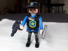 PLAYMOBIL - Policier avec casquette, gilet pare-balles, matraque et pistolet