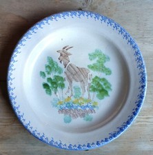 GRAND PLAT CUL NOIR FAÏENCE TOURS XIXEME DÉCOR CHÈVRE  AU POCHOIR DIAMÈTRE 32 cm