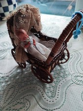 Petite poupée ancienne dans