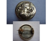 BROCHE RONDE  BUSTE DE  FEMME