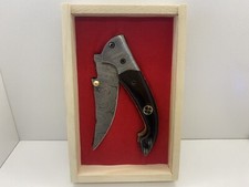 Couteau de poche effilé d'excellence Lame Damas 120 couch en coffret vitrine .