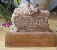 Fragment de base de sculpture