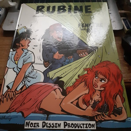 Fenêtre sur rue rubine - sur,
