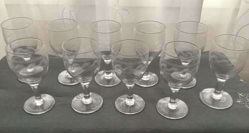 Verres anciens sur pied - verres,