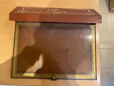 Présentoir vitrine de restaurant porte menu. en métal et plexi Laurent Perrier?