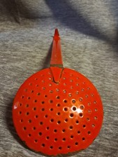 Ancienne écumoire en métal émaillé rouge vintage années 1950
