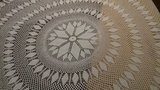 Nappe ronde style dentelle blanche de 140 cm de diamètre. Poids lourd de qualité