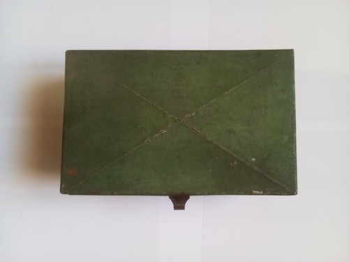 Ancienne boîte militaire - ancienne,