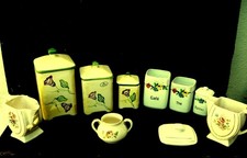 6 POTS A ÉPICES DONT 3 PEINTS MAIN ESTAMPILLÉS+2 POTS LAIT+1 SUCRIER ESTAMPILLÉS