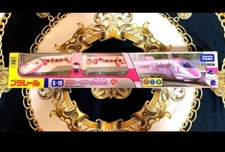 TAKARA TOMY "PLARAIL S-18 Hello Kitty Shinkansen" jouet train électrique 3 ans