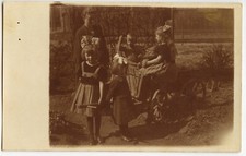 Portrait femme & enfants remorque - photo ancienne an. 1910