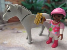 poney et enfant fille noire