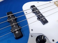 Guitare basse électrique