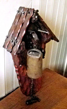 Ancienne cloche en bronze de jardin sous maison en bois avec applique murale