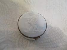 ancienne boite en porcelaine biscuit Coquet Limoges à décor d'angelot et déesse