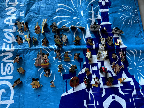 Lot disney pins trading - 46,