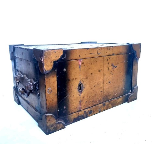 Ancien petit coffre - coffre, fort