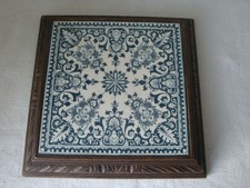 Dessous de plat ancien bois sculpté en faîence LONGWY